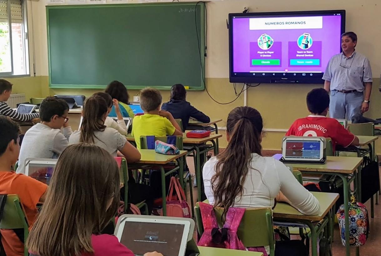 Adjunto aula-colegio-alumnos-profesor.jpg