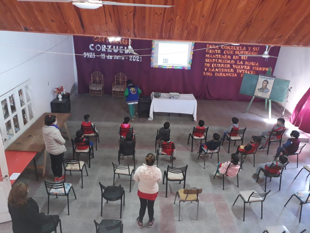 alumnos y docentes del Jardín 16