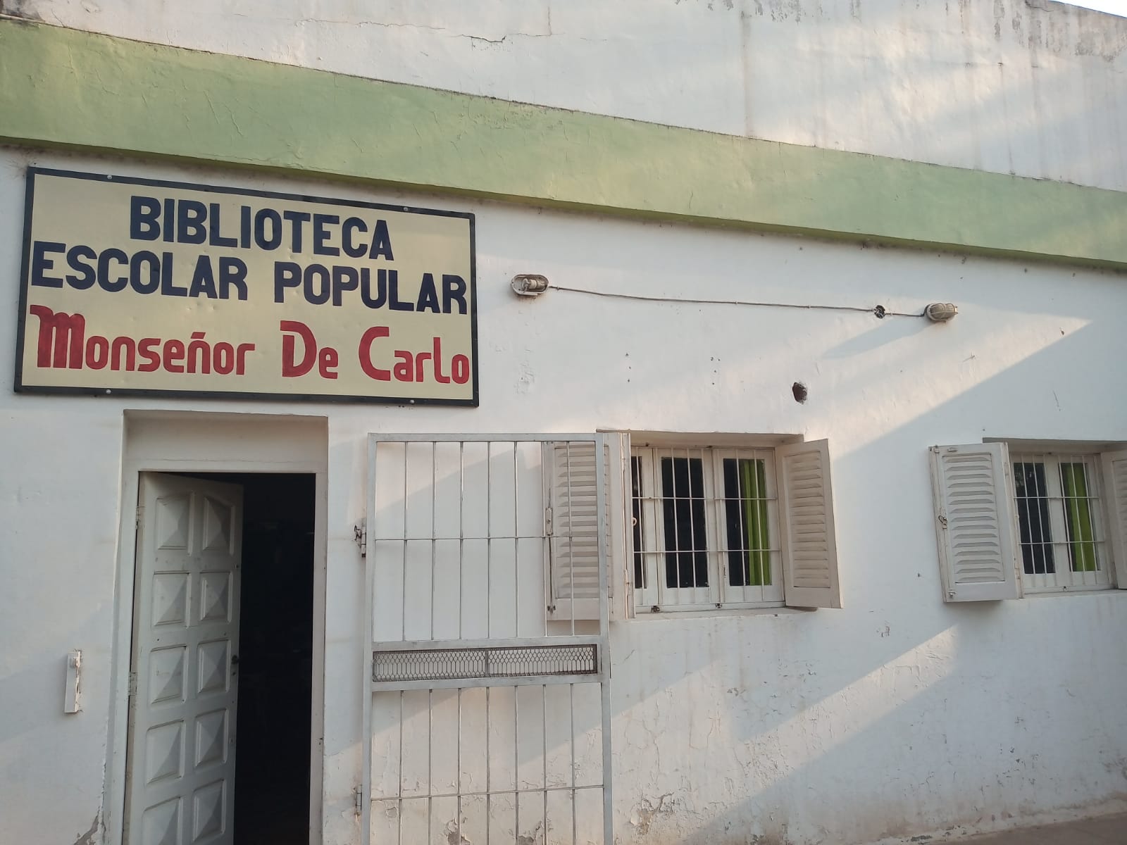 BIBLIOTECA ESCOLAR POPULAR 008 MONSEÑOR DE CARLO. ES UNA BIBLIOTECA DE PRIMERA CATEGORÍA .INSERTA  EN EL BARRIO MONSEÑOR DE CARLO.